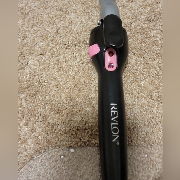 SALE ๐ 4/$15 Excellent condition Revlon 1/4" curling iron - Picture 3 of 4